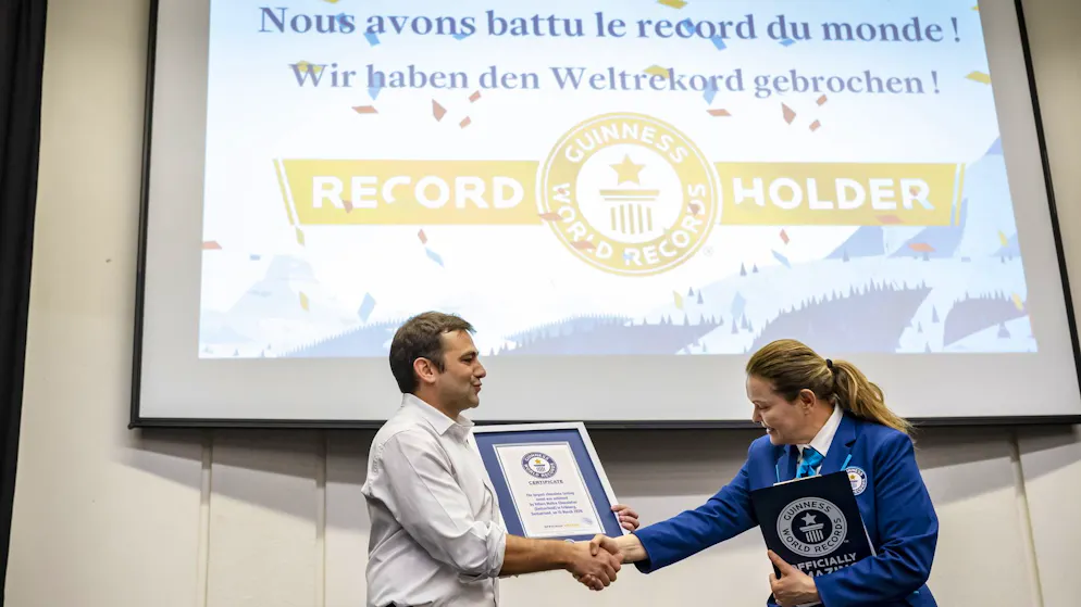 Record du monde de la dégustation de chocolat à Fribourg - Gallery. Le record du monde de la plus grande dégustation simultanée de chocolat a été battu dimanche à Fribourg