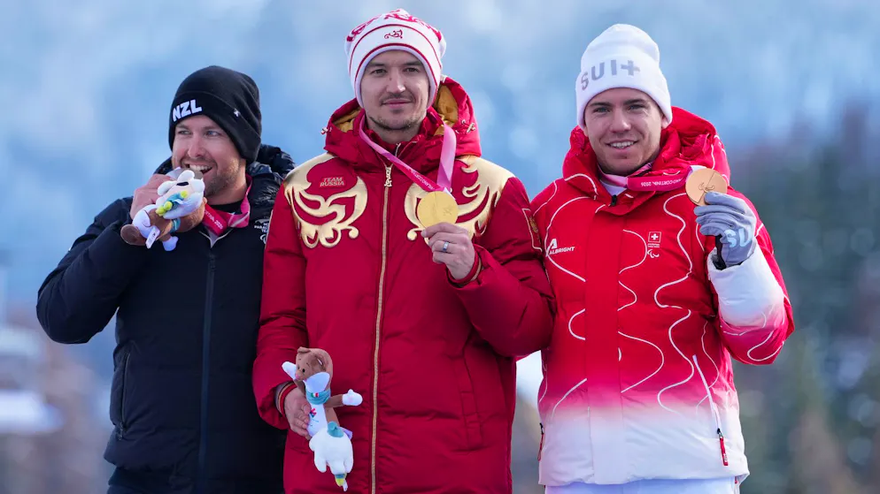 Robin Cuche (à droite) a conclu ses Jeux paralympiques par une belle médaille de bronze en slalom.