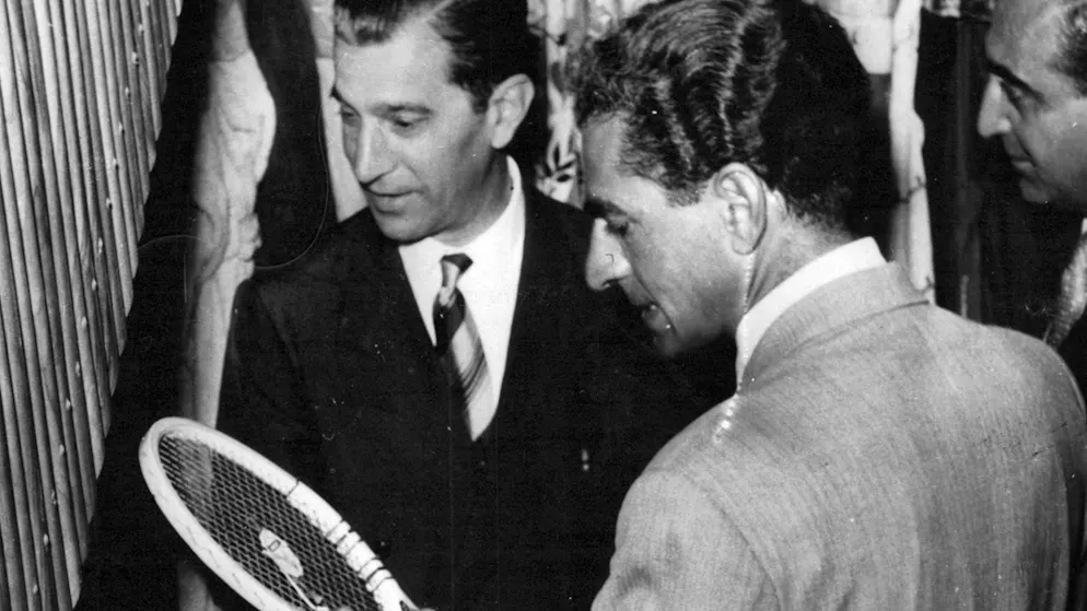 18 août 1953 : un paparazzo photographie le Shah de Perse pendant sa fuite à Rome en train d'acheter une raquette de tennis. Quatre jours plus tard seulement, il revient à Téhéran en tant que nouveau dirigeant.
