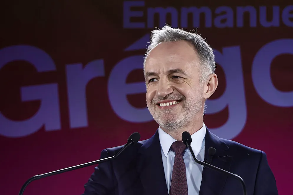 Emmanuel Gregoire durante il suo discorso dopo i risultati preliminari. 