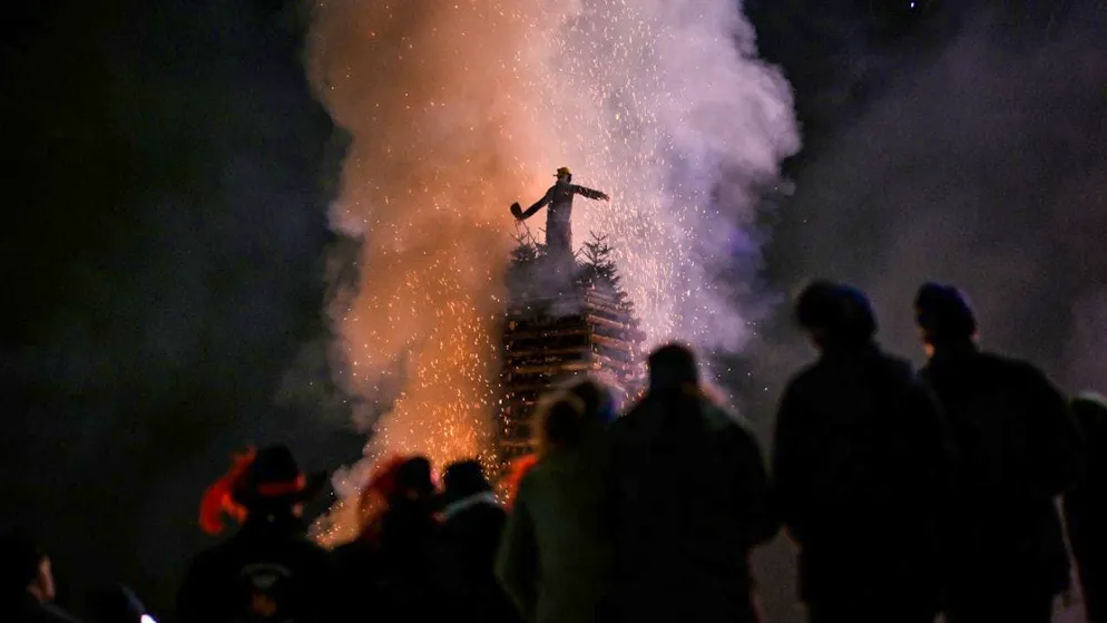 Spark Sunday draws crowds to Appenzell again - Gallery. Soon the Funkenbabe, a doll that personifies winter, catches fire.