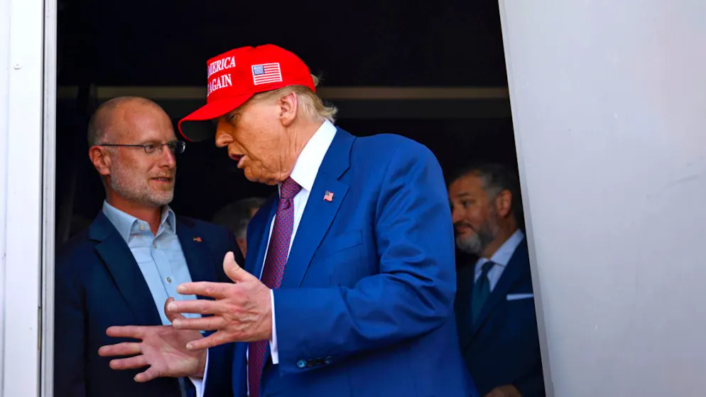 ARCHIV - Der damals designierte US-Präsident Donald Trump (r) spricht mit Brendan Carr vor dem Start des sechsten Testflugs der SpaceX Starship-Rakete in Texas im November 2024. Carr ist Vorsitzender der Telekommunikations-Aufsicht FCC. (zu dpa: «Druck auf US-Sender wegen Iran-Berichterstattung») Foto: Brandon Bell/Getty Images North America Pool via AP/dpa