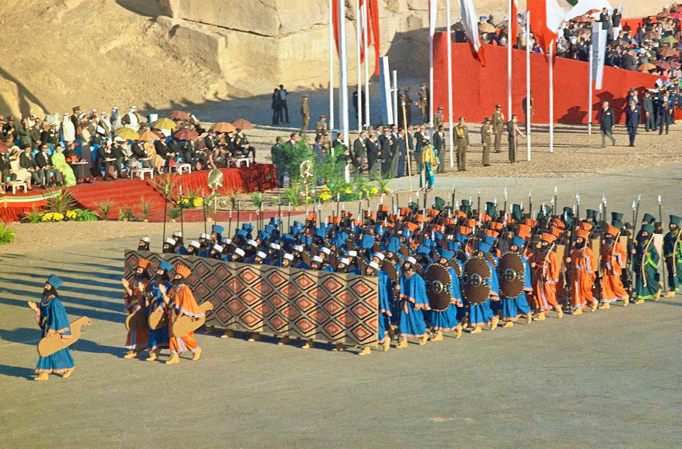 13 octobre 1971 : lors des festivités du 2500e anniversaire de l'Empire perse, l'armée iranienne défile en tenue de guerrier historique devant des invités d'État du monde entier. Les historiens estiment le coût du spectacle à plus de 100 millions de dollars américains.