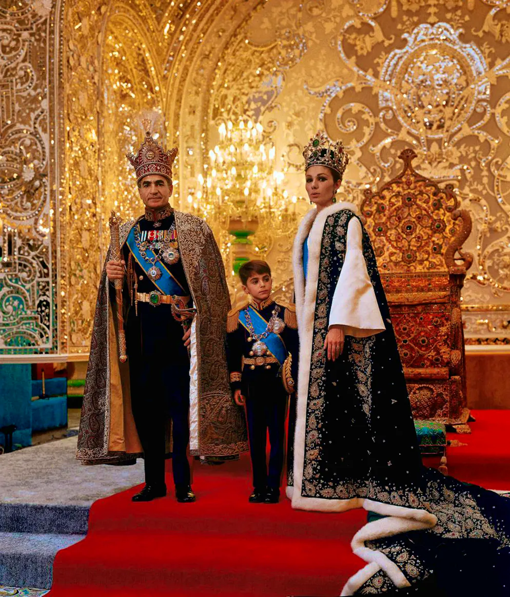1971 : le shah Mohammad Reza Pahlavi avec l'impératrice Farah Diba et le prince héritier Reza en grande tenue devant le trône.
