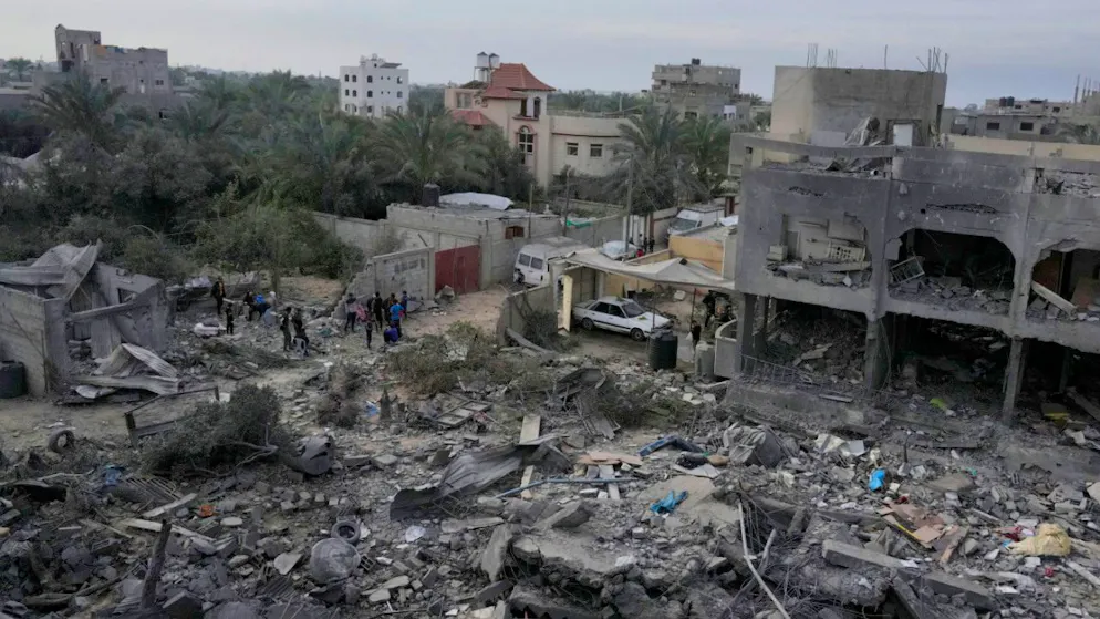 ARCHIV - Palästinenser betrachten die Trümmer eines Gebäudes, das bei einer israelischen Bombardierung zerstört wurde. Foto: Hatem Moussa/AP/dpa