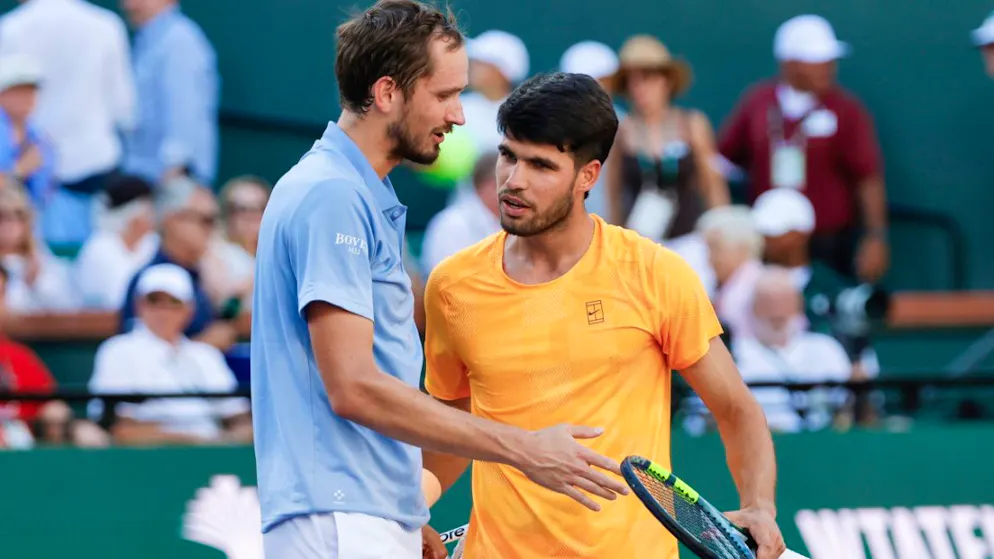 Im Final wartet Jannik Sinner. Medwedew fügt Alcaraz in Indian Wells die erste Niederlage des Jahres zu
