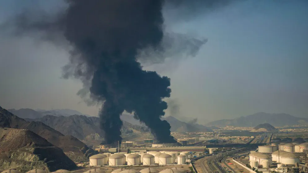 dpatopbilder - Rauchschwaden steigen auf, nachdem Trümmer einer abgefangenen iranischen Drohne nach Angaben der Behörden in den Vereinigten Arabischen Emiraten am Samstag eine Öleinrichtung in Fudschaira getroffen haben. Foto: Altaf Qadri/AP/dpa/Archivbild