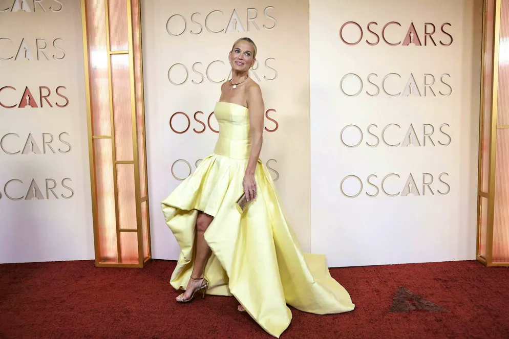 Les Oscars 2026 : Les meilleures tenues du tapis rouge. Courte devant, longue derrière – Molly Sims présente la tendance «High Low» avec brio.