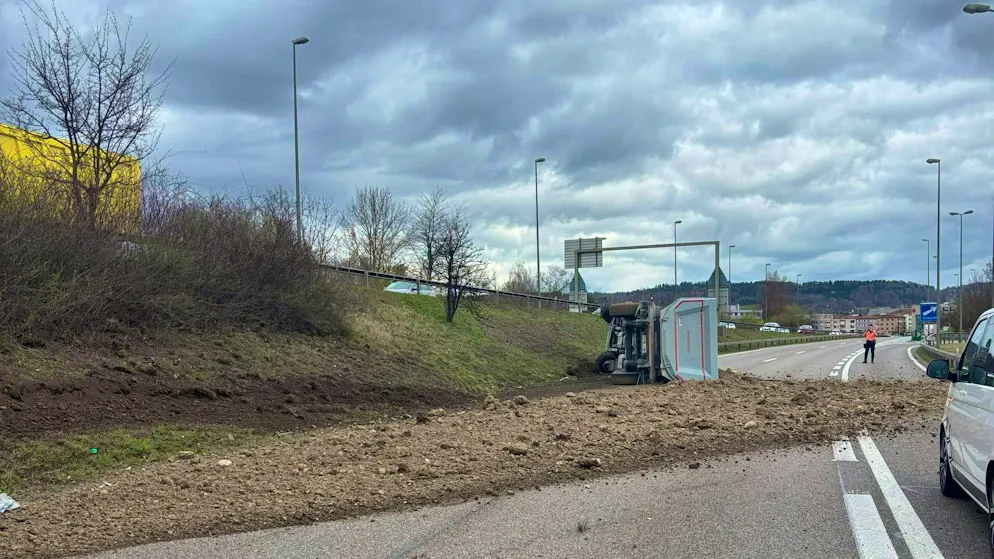 After a truck loaded with earth overturned on the A11 near Zurich Airport, there was considerable traffic disruption on the highway.