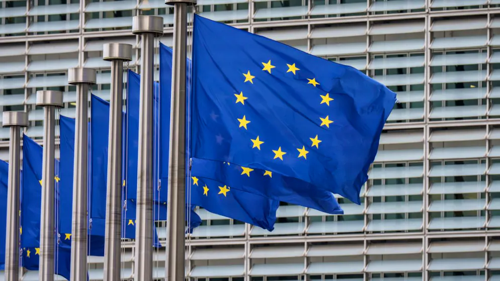 ARCHIV - EU-Fahnen wehen vor dem Sondergipfel der Staats- und Regierungschefs der EU-Staaten vor dem Gebäude EU-Kommission. (zu dpa: «EU schickt über 450 Millionen Euro Hilfe in den Nahen Osten») Foto: Michael Kappeler/dpa