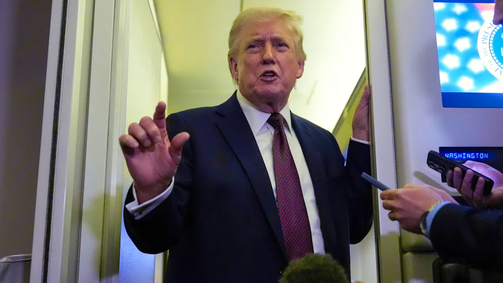 US-Präsident Donald Trump spricht am Sonntagabend (Ortszeit) an Bord der Air Force One zwischen West Palm Beach und Maryland  mit Journalisten. 