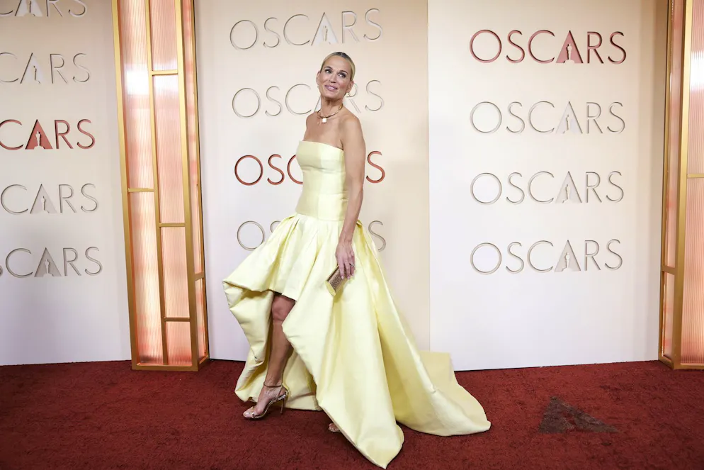 Oscars 2026: Die besten Outfits vom roten Teppich. Vorne kurz, hinten lang – Molly Sims serviert den «High Low»-Trend souverän.
