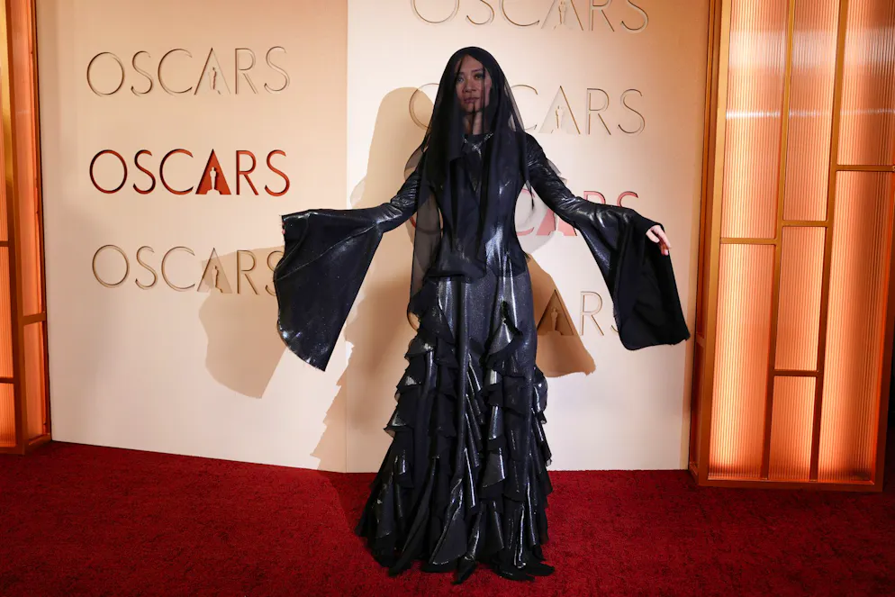Oscars 2026: Die besten Outfits vom roten Teppich. Genug von Weiss: Chloé Zhao schlägt die dunkle Seite ein und greift den «Vampy-Goth»-Trend der Academy Awards 2025 auf –  samt Schleier und Fledermausärmel. Fazit: Vielleicht eine Spur zu unheimlich.