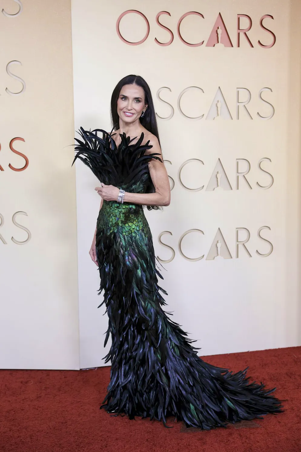 Oscars 2026: Die besten Outfits vom roten Teppich. Demi Moore liefert einen Wow-Auftritt und treibt den Federn-Trend auf die Spitze: Kurzfristig wird sie zum edlen Gucci-Vogel – mit natürlichem Changeant-Effekt.