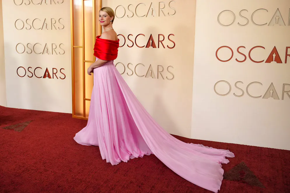 Oscars 2026: Die besten Outfits vom roten Teppich. Etwas Knallfarben gibt es dann doch: Jessie Buckley setzt auf Colour-Blocking – ein schulterfreies Oberteil plus langen Jupe mit Schleppe.