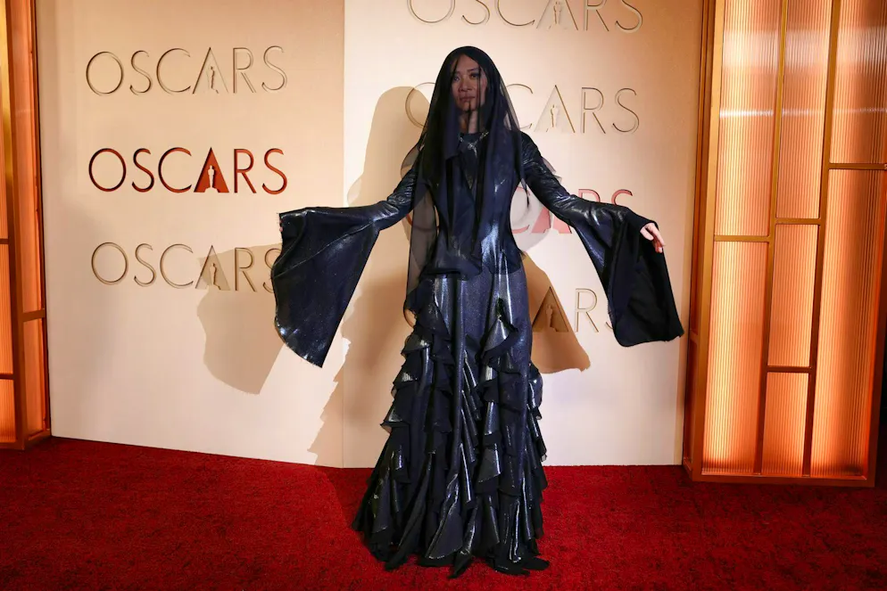Oscar 2026: i migliori abiti del red carpet. Basta con il bianco: Chloé Zhao passa al lato oscuro e riprende la tendenza «vampy-goth» degli Academy Awards 2025, con tanto di velo e maniche a pipistrello. Verdetto: forse un po' troppo spaventoso.