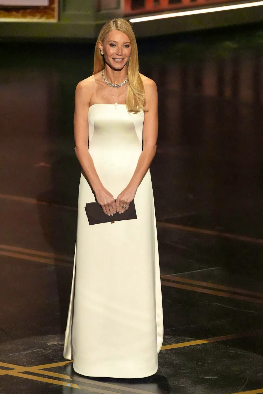 Les Oscars 2026 : Les meilleures tenues du tapis rouge. Le blanc a dominé la soirée des Oscars : Gwyneth Paltrow en offre la version la plus élégante. Mais sa robe épurée n’est pas si innocente ...