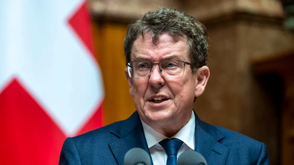 Le ministre de l'environnement Albert Rösti a dû répondre à plusieurs interpellations en lien avec les pesticides et la protection de l'eau au National.