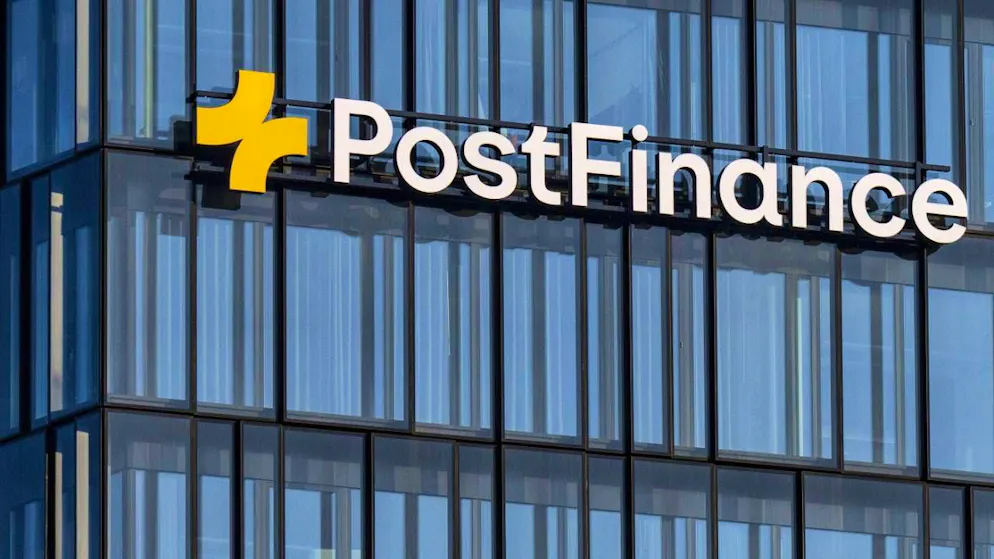 Postfinance employees will receive higher salaries this year. The Swiss Post subsidiary is also paying out a one-off bonus.(archive image)