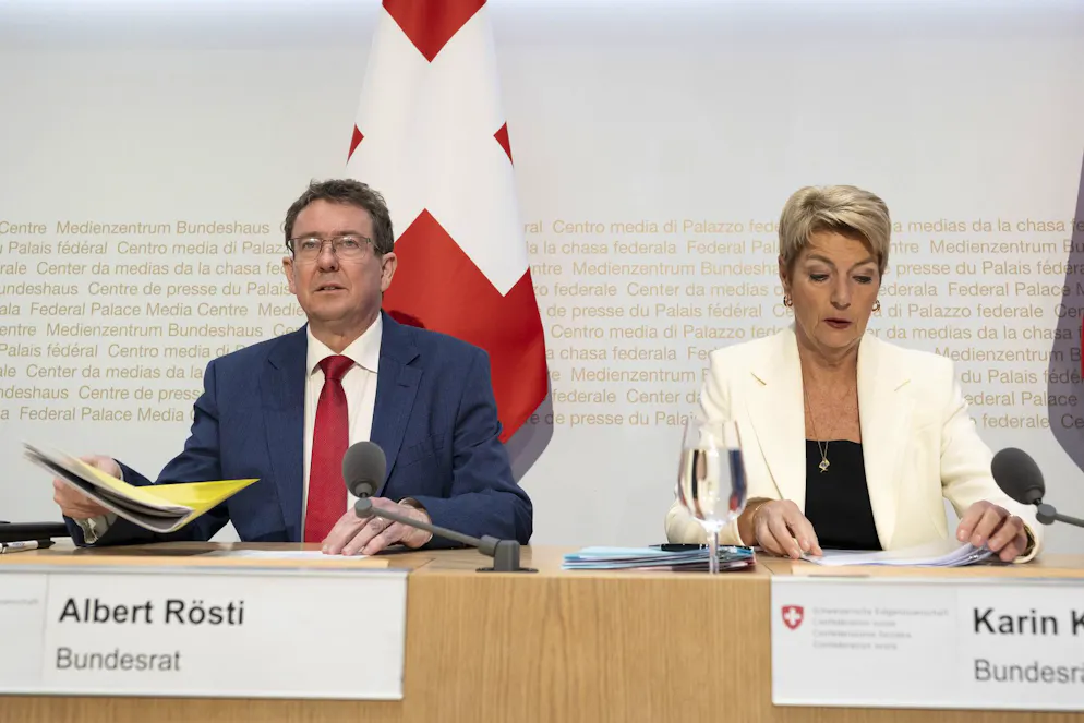 Bundesrat Albert Rösti (links) und Bundesrätin Karin Keller-Sutter müssen Fragen zur SRG-Abstimmung im Parlament beantworten.