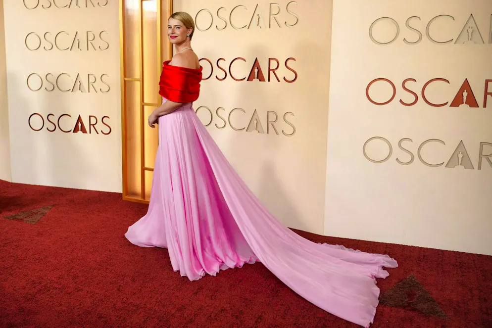 Oscar 2026: i migliori abiti del red carpet. Non mancano i colori vivaci: Jessie Buckley opta per il color blocking, con un top off-the-shoulder e una gonna lunga con strascico.