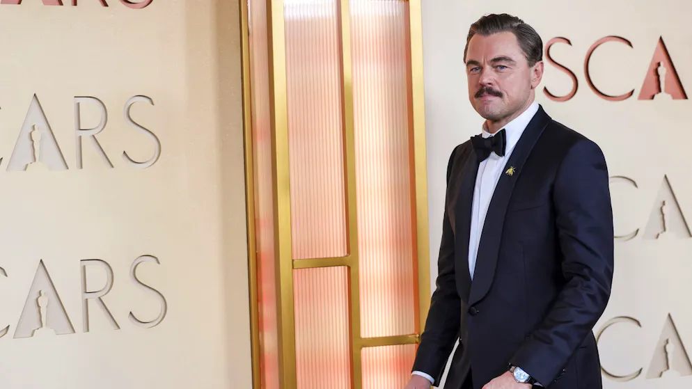 Con lui anche la fidanzata. Agli Oscar Leonardo DiCaprio sfoggia dei baffi vistosi e diventa così un nuovo meme