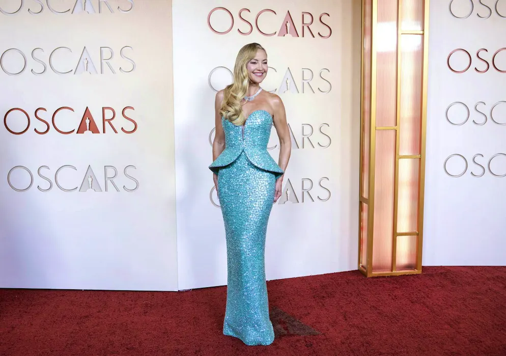 Les Oscars 2026 : Les meilleures tenues du tapis rouge. Outre le noir et le blanc, les tons pastel dominent également – et un détail reste incontournable : le peplum. Kate Hudson montre comment le porter, dans un look deux pièces : top corset peplum et longue jupe, le tout dans un bleu pastel brillant.