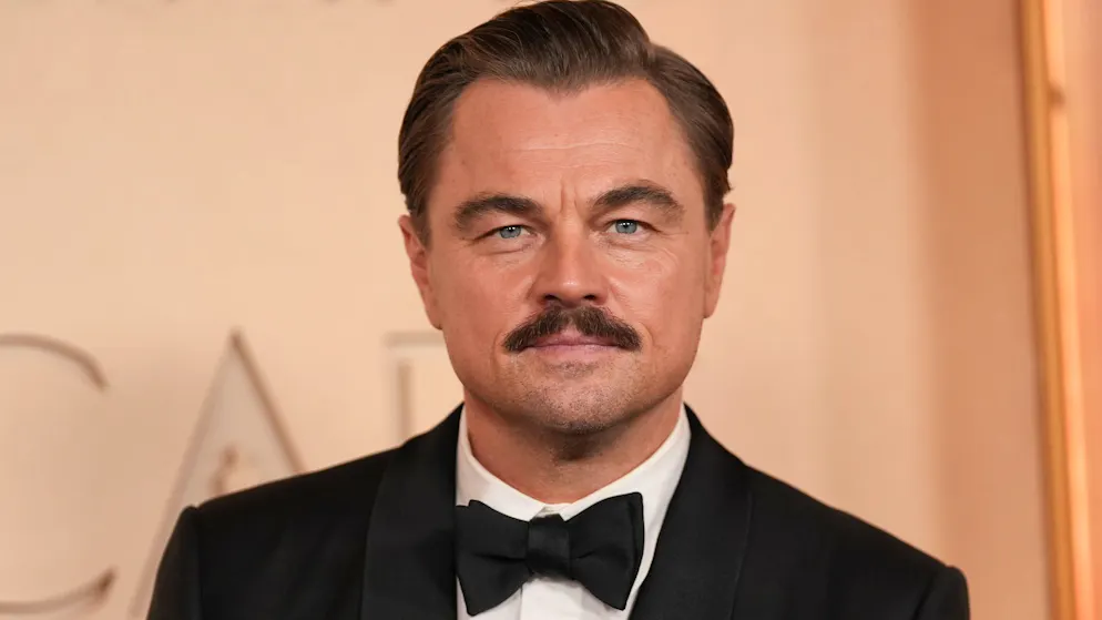 Leonardo DiCaprio zeigte sich mit einem auffäligen Schnauz auf dem roten Teppich.