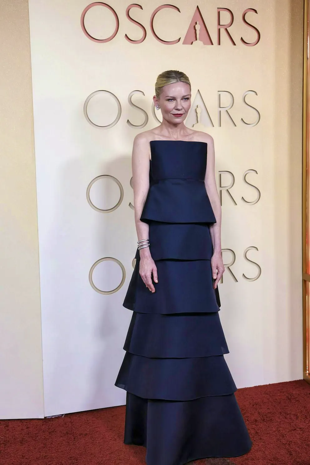 Oscar 2026: i migliori abiti del red carpet. L'attrice Kirsten Dunst propone una silhouette architettonica in un abito a strati e colpisce nel segno.