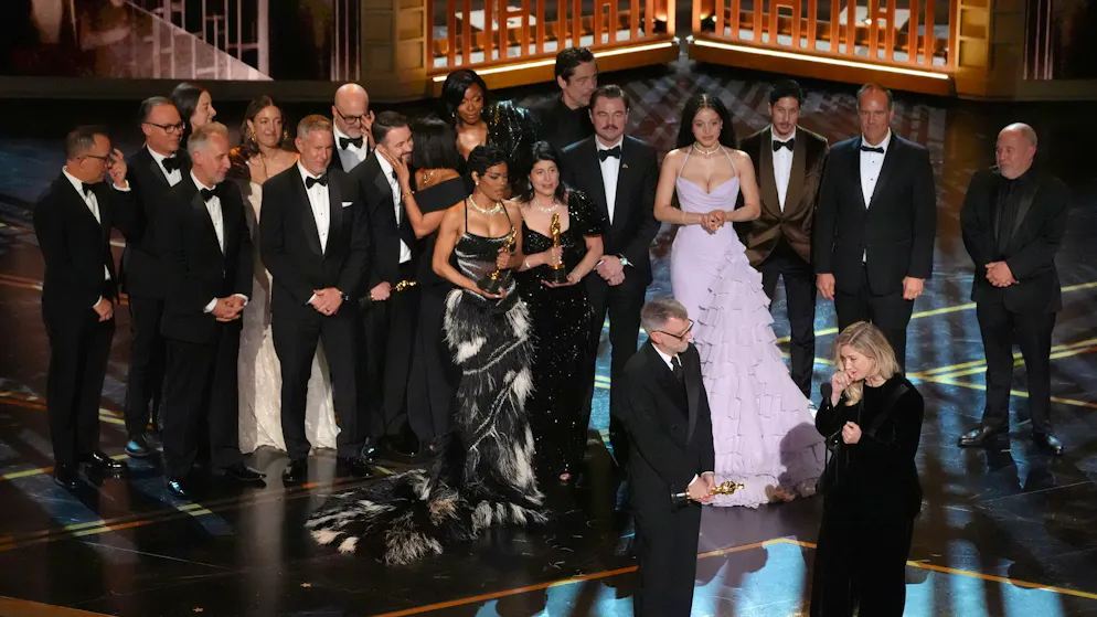 Regisseur Paul Thomas Anderson (Mitte links), Produzentin Sara Murphy (Mitte rechts) und das Team von «One Battle After Another» nehmen im Dolby Theatre in Los Angeles den Oscar für den besten Film in Empfang.