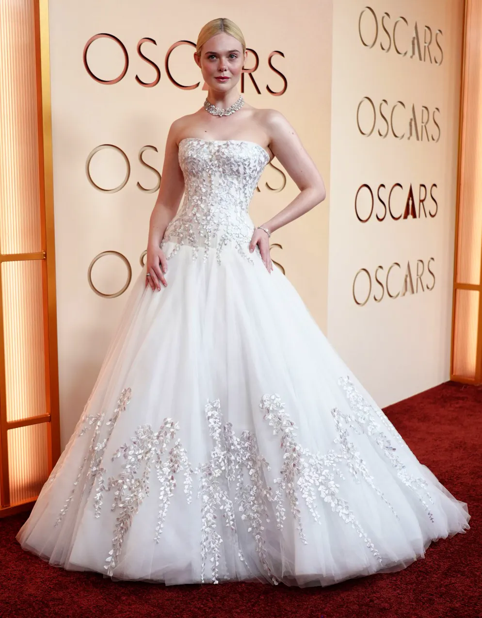 Oscars 2026: Die besten Outfits vom roten Teppich. Eine Hochzeit? Braucht Elle Fanning nicht, um im weissen Prinzessinnen-Ballkleid zu erscheinen. Zur opulenten Robe: Selbstverständlich Diamanten.