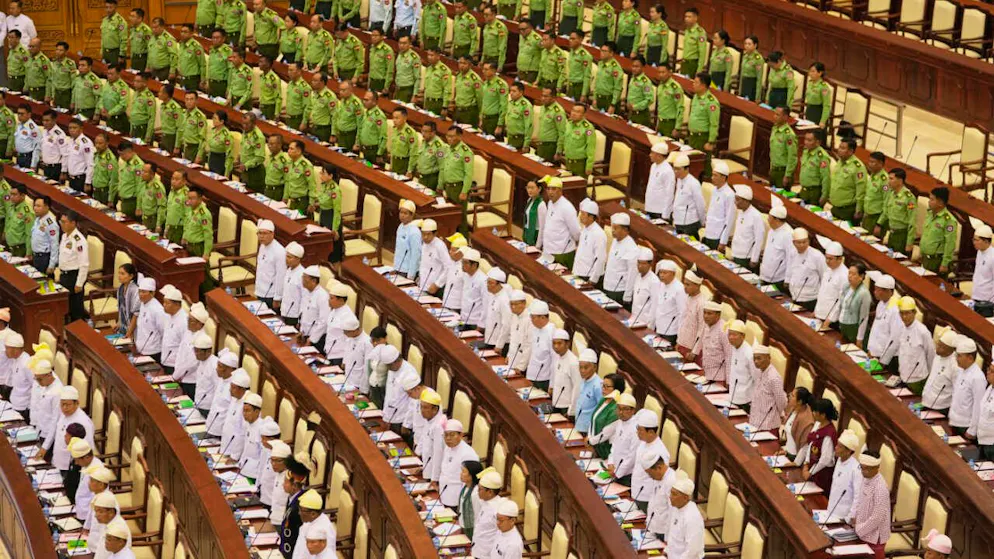 Myanmars Militärvertreter und Gesetzgeber legen während einer Parlamentssitzung im Unterhaus in Naypyitaw, Myanmar, ihren Eid ab. Foto: Aung Shine Oo/AP/dpa