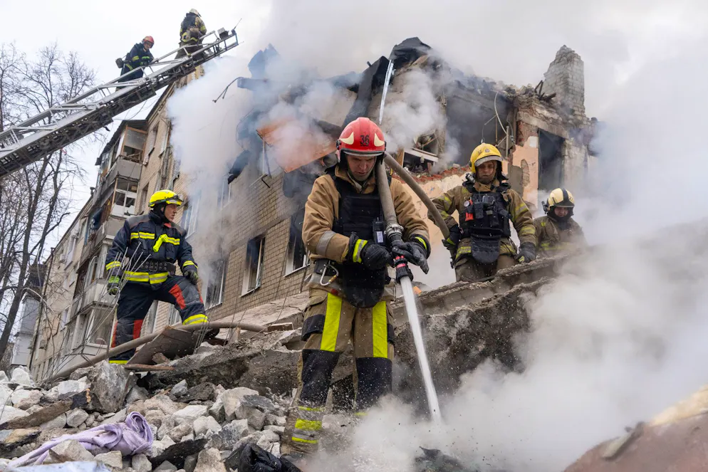 Des pompiers éteignent l'incendie qui ravage les ruines d'un immeuble d'habitation à la suite de l'attaque russe à Kharkiv, en Ukraine, le samedi 7 mars 2026. (archives) - Kharkiv, deuxième ville d'Ukraine située dans le nord-est, à une trentaine de kilomètres seulement de la frontière russe, a également été attaquée par des drones russes dans la matinée.