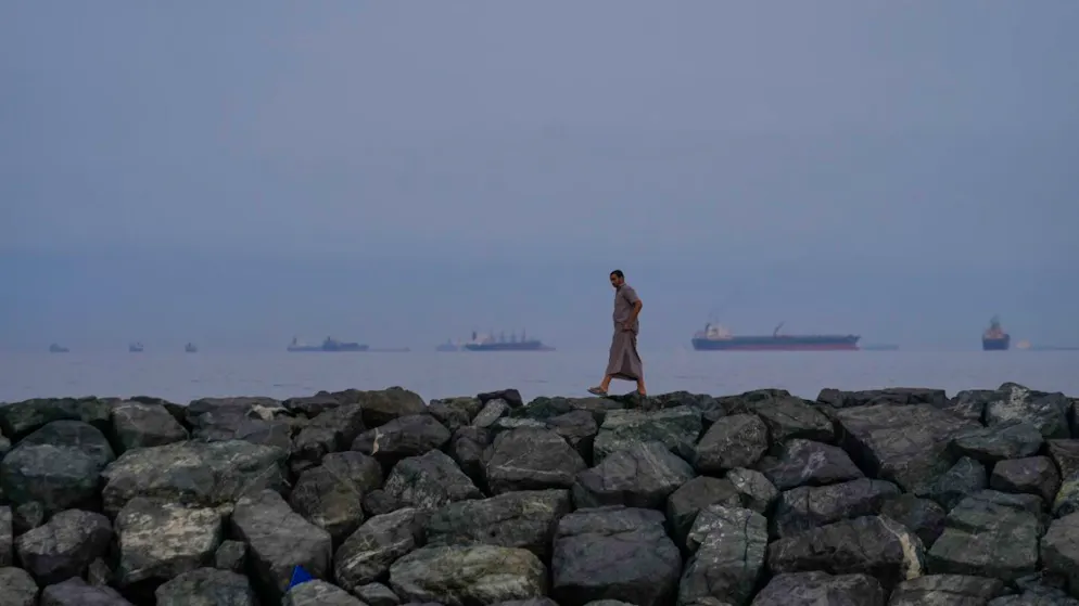La guerra in Iran al suo 26esimo giorno. Petroliere ferme nello stretto di Hormuz viste da Khor Fakkan, negli Emirati Arabi Uniti (foto dell'11 marzo 2026).