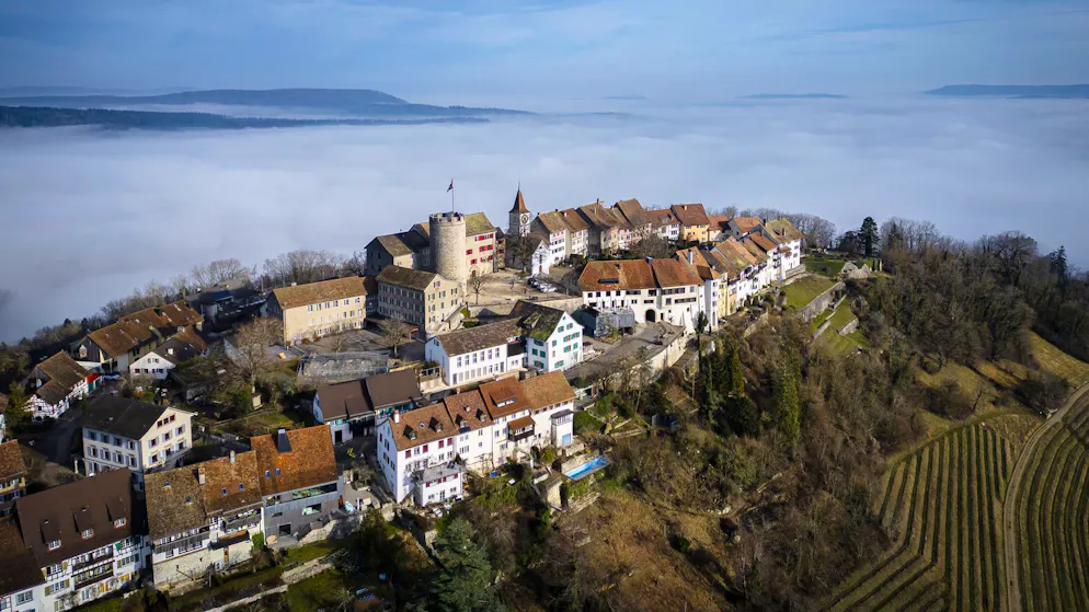 Die kleine Gemeinde Regensberg im Kanton Zürich hat finanzielle Probleme.