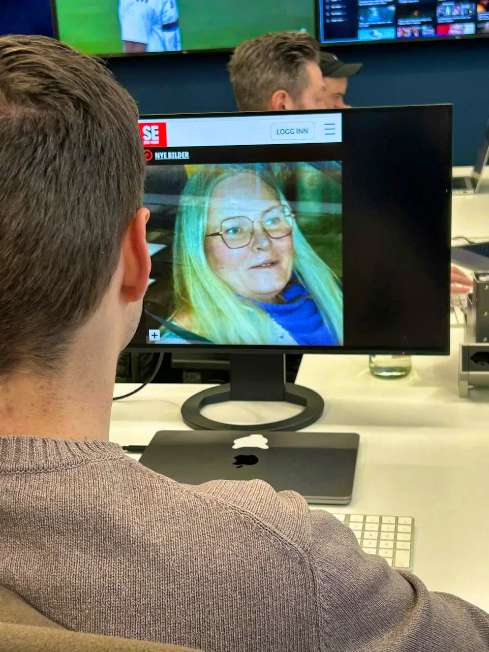 La princesse héritière norvégienne Mette-Marit a rendu visite dimanche à son fils Marius en prison, rapportent les médias norvégiens.
