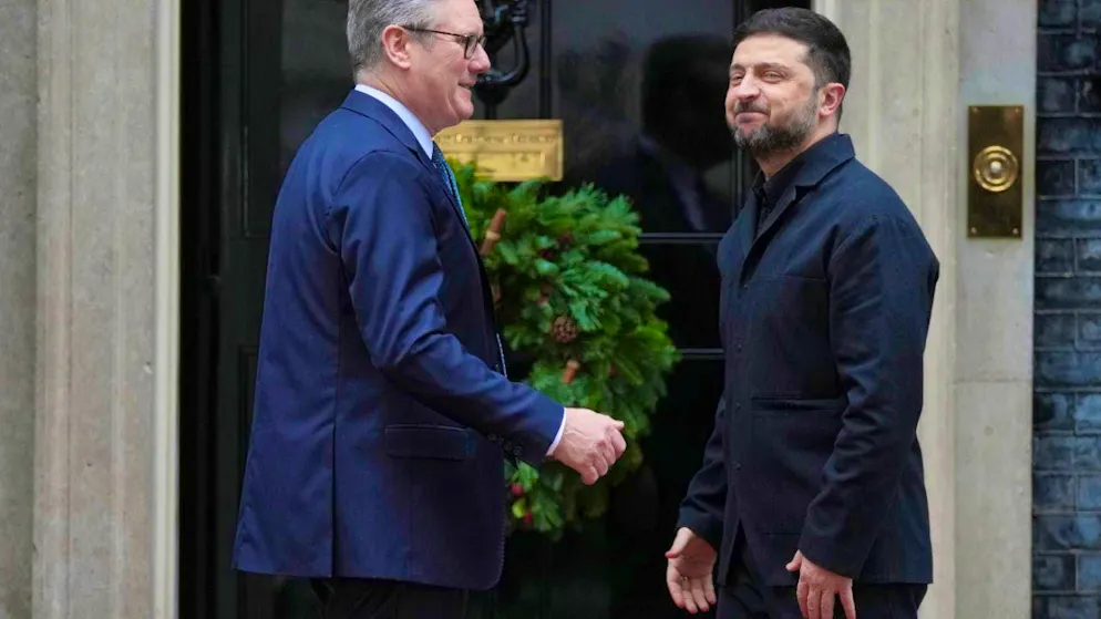 ARCHIVE - British Prime Minister Keir Starmer (l) welcomes Ukrainian President Volodymyr Zelensky at the door of 10 Downing Street. photo: Kin Cheung/AP/dpa