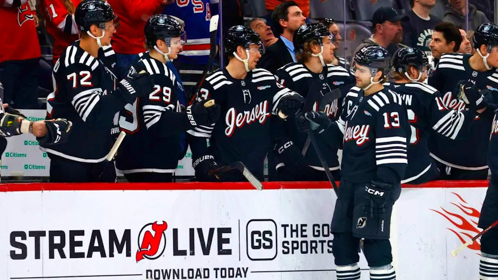 Nico Hischier (number 13) wants to lead the Devils into the playoffs after all (archive photo)