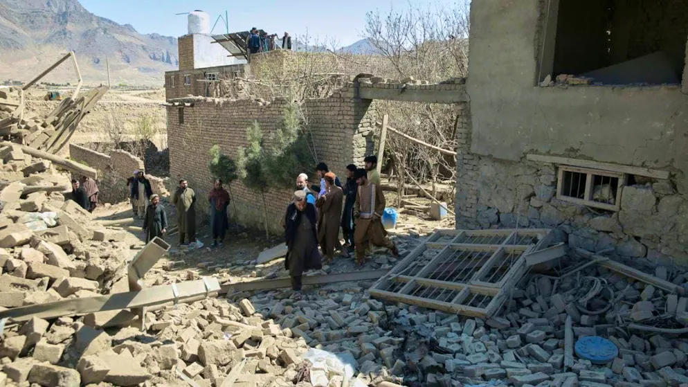 Residents inspect the site of an attack in Kabul. Photo: Barackatullah Popal)/AP/dpa