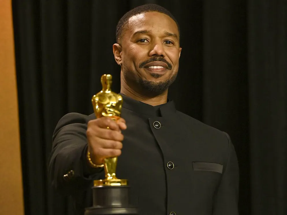 Michael B. Jordan a poursuivi la tradition en allant manger un burger chez In-N-Out quelques heures seulement après avoir remporté son premier Oscar dimanche pour Sinners.