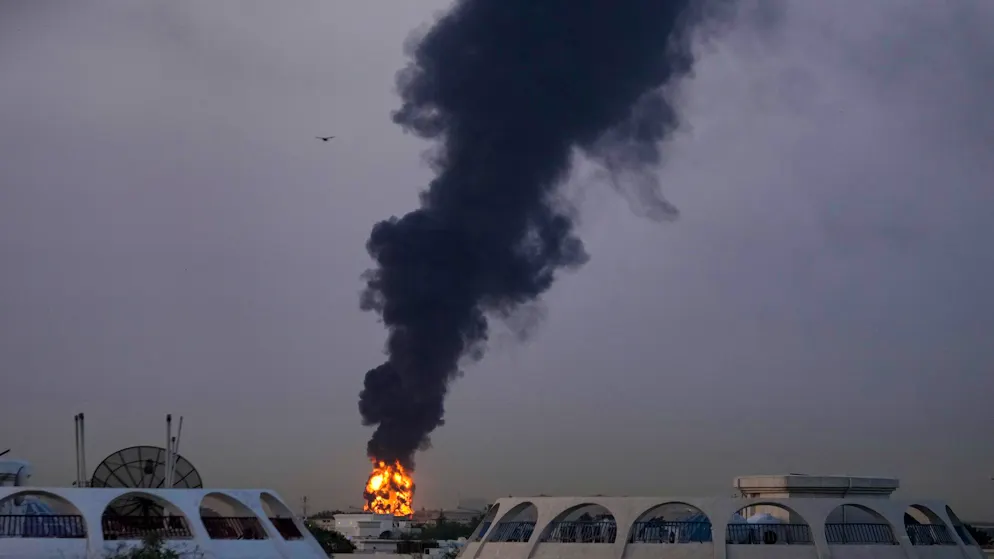 Flammen und Rauch nach einem iranischen Drohnenangriff, bei dem am Montag ein Treibstofftank am Dubai International Airport in Brand gesetzt wurde. 