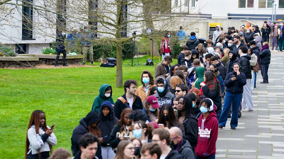 Hundreds receive antibiotics. Meningitis outbreak in southern England - already two dead