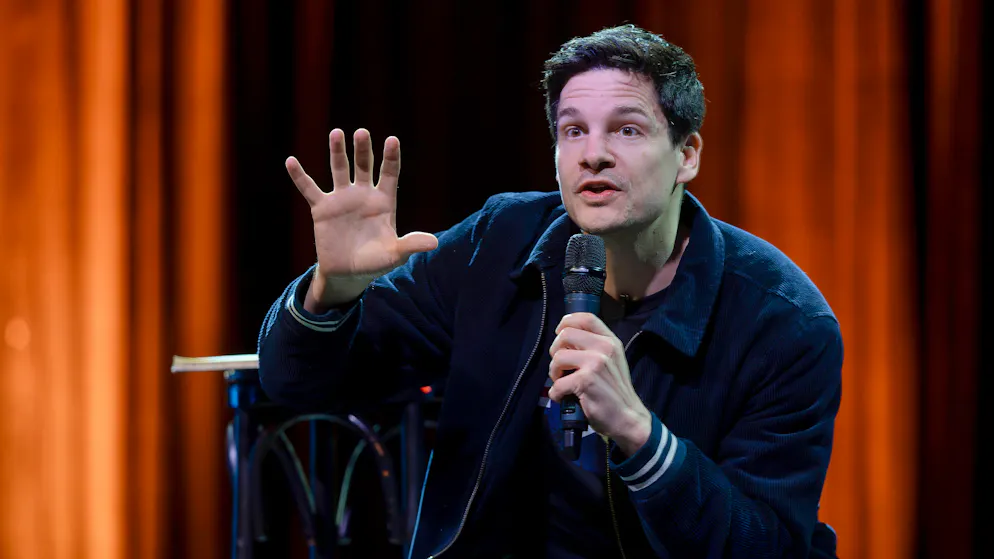 Bötschi asks comedian Alain Frei. 