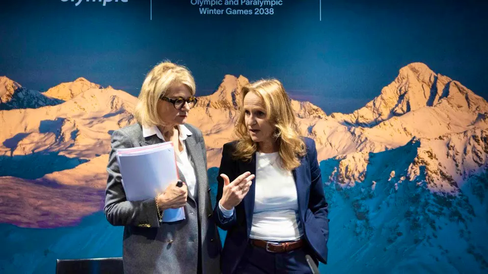 The two co-presidents of the Switzerland 2038 association, Ruth Wipfli Steinegger (left) and Lenka Kölliker (right), discuss the status of the bid project at the end of a media conference organized by the Switzerland 2038 association. (archive picture)