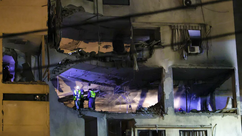 Rettungskräfte in einem bei einem israelischen Angriff beschädigten Wohngebäude im Zentrum von Beirut. (18. März 2026)