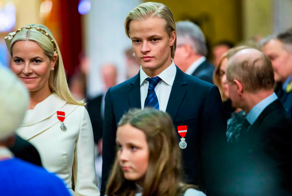 Staatsanwaltschaft fordert über sieben Jahre Haft für Marius Borg Høiby. Sie hält trotz der Vorwürfe zu ihrem Sohn (m): Kronprinzessin Mette-Marit (l). (Archivbild)