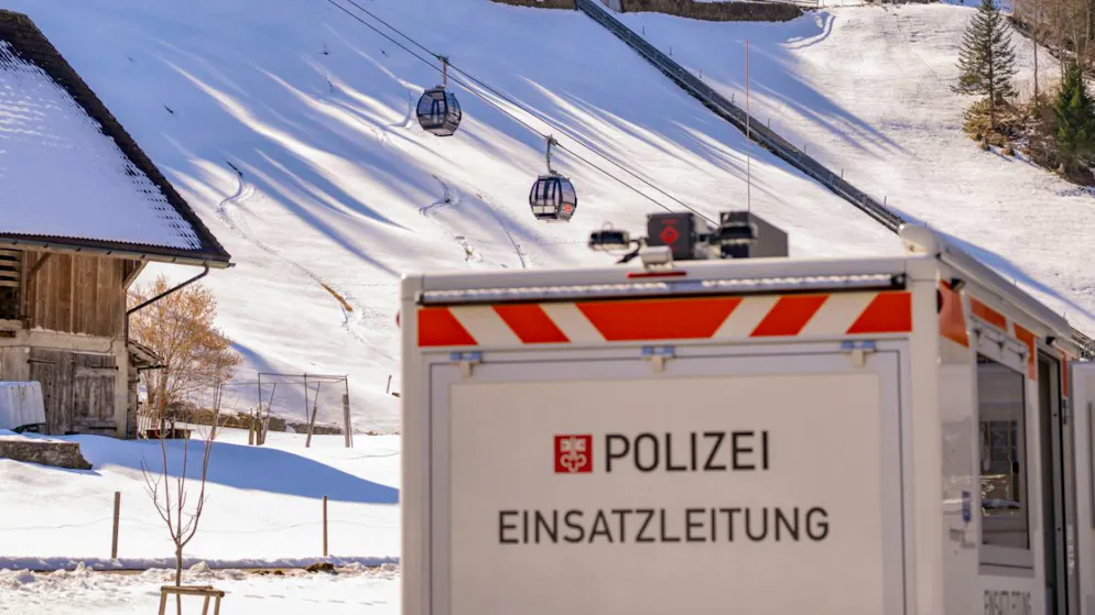 La chute d'une télécabine fait un mort au-dessus d'Engelberg (OW) - Gallery. L'accident mortel est survenu sur le territoire nidwaldien, dans le domaine skiable de la station obwaldienne d'Engelberg.