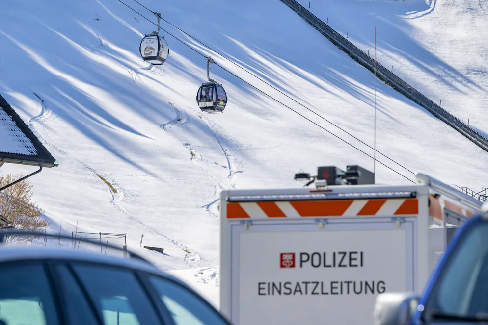 Ein Pollizei Einsatzfahrzeug steht bei der Talstation der Titlisbahnen.