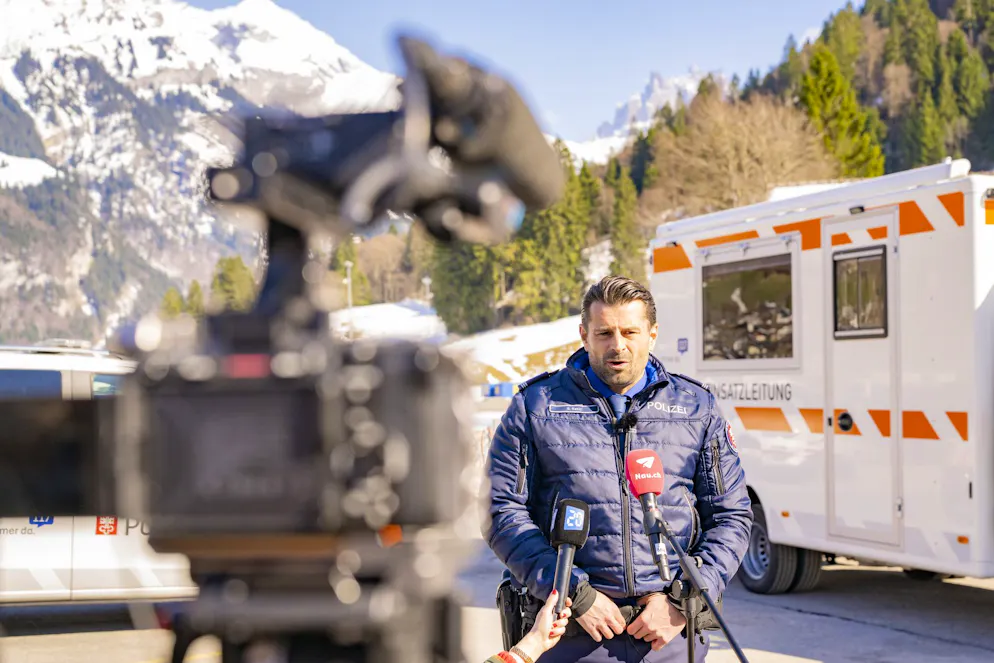 La chute d'une télécabine fait un mort au-dessus d'Engelberg (OW) - Gallery. Senad Sakic-Fanger, chef de la police judiciaire et commandant adjoint de la police cantonale de Nidwald, informe les médias de l'accident d'une cabine du téléphérique Titlis Xpress survenu à Truebsee, le mercredi 18 mars 2026 à Engelberg. (KEYSTONE/Urs Flueeler)