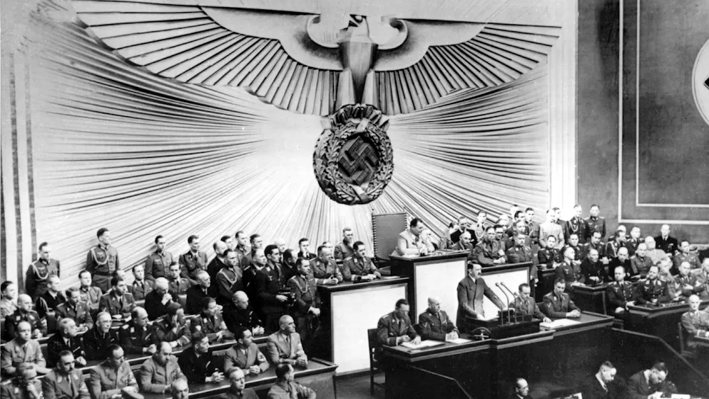 Auch Adolf Hitler, hier bei seiner Rede vor dem Reichstag in Berlin am 1. September 1939, findet sich in den Unterlagen des US-Nationalarchivs.
